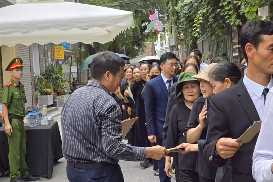 Người làng Lại Đà làm quạt giấy, pha nước sấu... phục vụ các đoàn viếng Tổng Bí thư