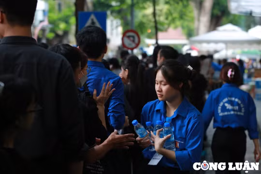 Hàng nghìn thanh niên tình nguyện tham gia phục vụ lễ tang Tổng Bí thư