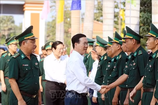 Hình ảnh chiến sỹ quân hàm xanh gắn bó chặt chẽ, gần gũi với nhân dân khu vực biên giới