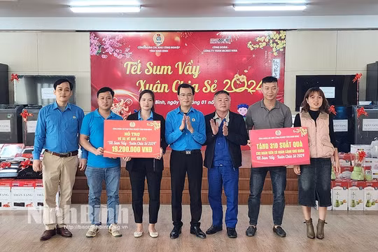 Ninh Bình: Tấm vé xe nghĩa tình và quà Tết đến với người lao động