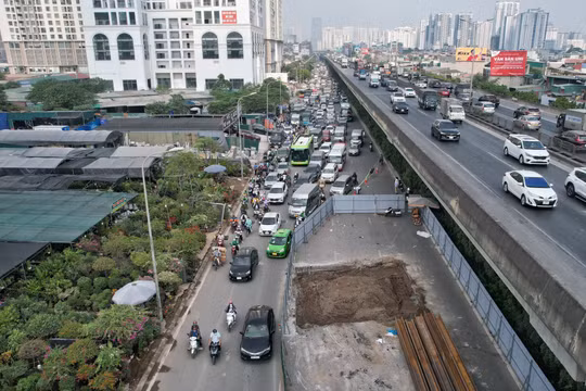 Hà Nội: Lượng phương tiện giao thông lớn gây ra nhiều áp lực