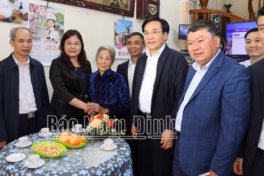 Bộ trưởng, Chủ nhiệm Văn phòng Chính phủ Trần Văn Sơn thăm, tặng quà Tết tỉnh Nam Định