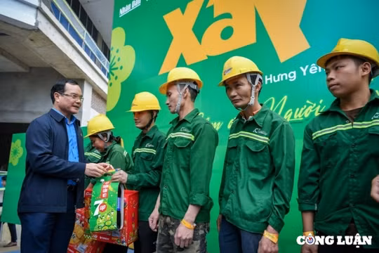 Báo Nhân Dân phối hợp trao tặng hàng nghìn phần quà Tết cho công nhân tại tỉnh Hưng Yên
