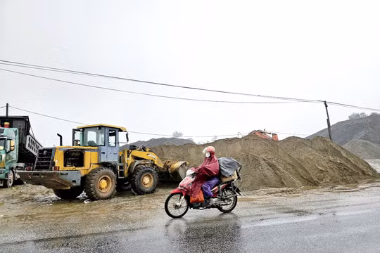 UBND huyện Cẩm Xuyên ra 'tối hậu thư' đối với bãi vật liệu xây dựng tại Cẩm Thịnh