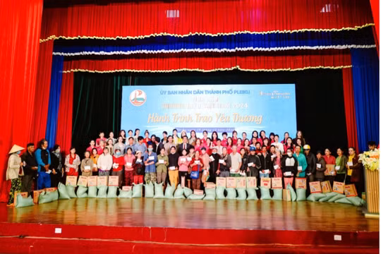 Thí sinh Hoa hậu Thương hiệu Việt Nam 2024 đấu giá vật phẩm thiện nguyện, lan tỏa yêu thương đến những hoàn cảnh khó khăn