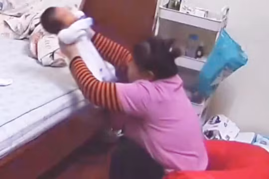 Hà Nội: Tạm giữ người giúp việc nghi bạo hành bé trai 1 tháng tuổi