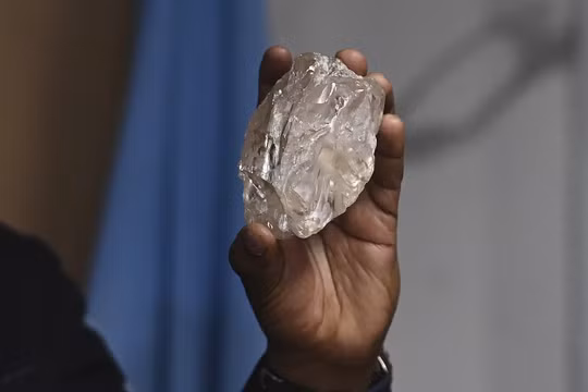 Viên kim cương to bằng nắm tay được tìm thấy ở Botswana, lớn nhất trong hơn một thế kỷ