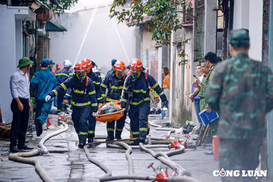 Gần 200 người tham gia diễn tập chữa cháy nhà xưởng nằm trong ngõ nhỏ ở huyện Quốc Oai