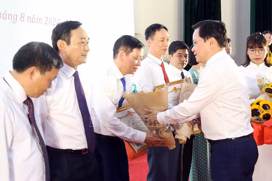Bắc Ninh: Khen thưởng cán bộ quản lý, giáo viên và học sinh đạt thành tích cao trong năm học 2023-2024