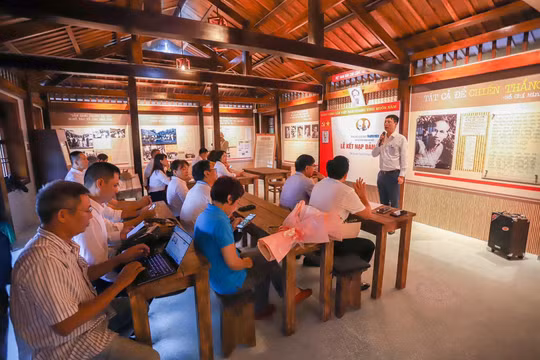 Báo Thanh Niên tổ chức kết nạp đảng viên tại Di tích Trường dạy làm báo Huỳnh Thúc Kháng
