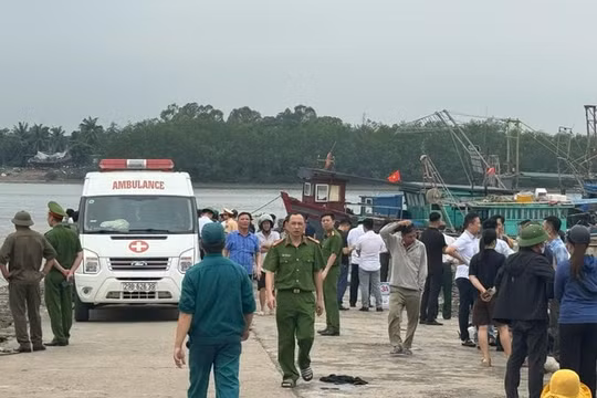 Quảng Ninh: Giông lốc đánh chìm tàu, 4 người mất tích