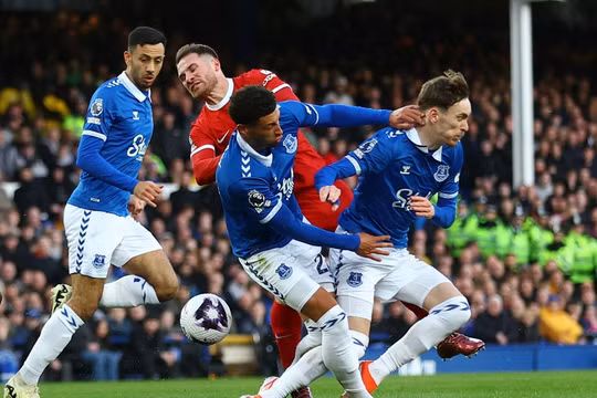 Liverpool thua thảm trước Everton, MU ngược dòng nhờ Bruno
