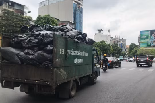 Hà Nội: Xe vận chuyển chất thải phải có camera hành trình, GPS