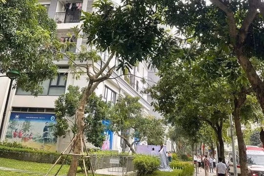 Hà Nội: Bé trai 5 tuổi rơi từ tầng cao xuống đất tử vong