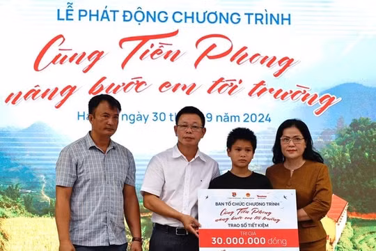 Phát động Chương trình 'Cùng Tiền Phong nâng bước em tới trường'