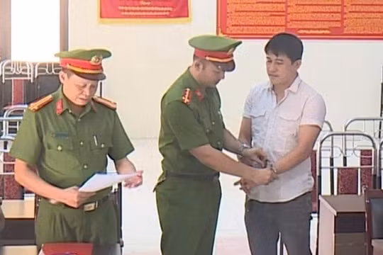 Bắt tạm giam cán bộ địa chính phường về tội 'Giả mạo công tác'