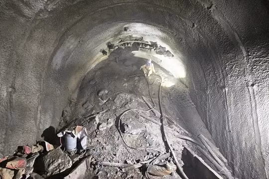 Tiếp tục xảy ra sạt lở, lùi thời gian thông hầm đường sắt Chí Thạnh