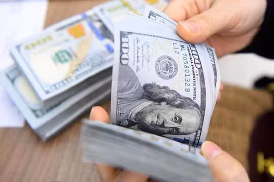 Được USD tự do “nhường sàn diễn”, USD ngân hàng lại cán mốc 25.000 đồng
