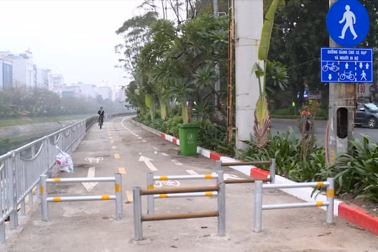 Vì sao làn đường dành riêng cho xe đạp đầu tiên ở Hà Nội vắng vẻ?