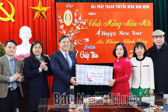 Lãnh đạo tỉnh Nam Định thăm, chúc Tết các đơn vị làm nhiệm vụ đêm Giao thừa
