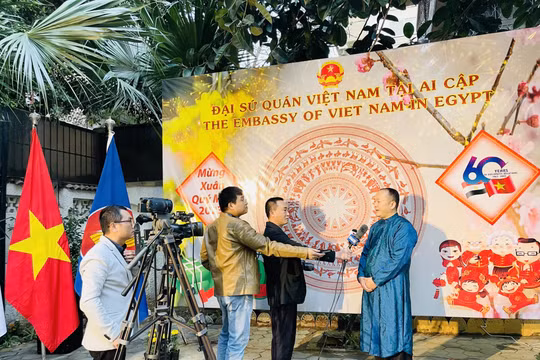 Phóng viên thường trú và Tết Việt trên mảnh đất “Kim tự tháp”