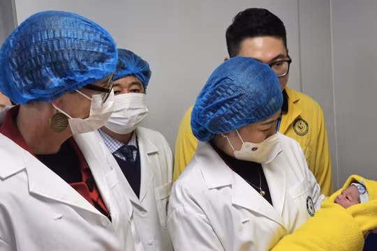 Bộ trưởng Đào Hồng Lan chúc Tết các bé sơ sinh trong thời khắc giao thừa