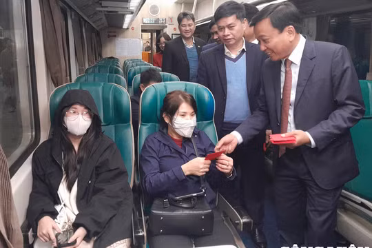 Hân hoan chuyến tàu cuối năm Quý Mão 2023 rời ga Hà Nội