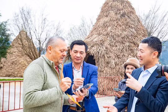 Những du khách Quốc tế đầu tiên du xuân “xông đất” Ninh Bình