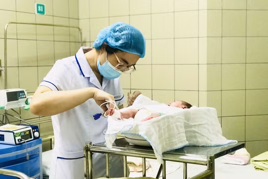 Điều thần kỳ đến với mẹ mắc bệnh nặng và bé sinh non chỉ có 700 gram