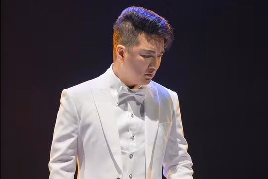 Đàm Vĩnh Hưng lên tiếng xin lỗi sau ồn ào đeo 'huy hiệu lạ' khi biểu diễn