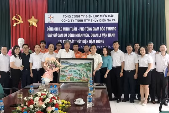 Lãnh đạo EVNNPC và Công đoàn Tổng công ty gặp gỡ, trao quà nhân Tháng công nhân tại Công ty TNHH MTV Thủy điện Sa Pa