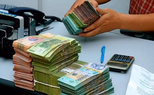 Lãi suất dồn dập tăng, gần 39.000 tỷ đồng “chảy” vào ngân hàng trong 1 tháng