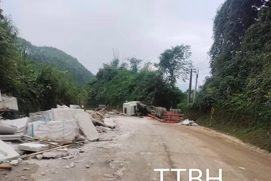 Lào Cai: Xe chở vật liệu dựng nhà mới cho dân Làng Nủ gặp nạn trong đêm nhưng lái xe an toàn