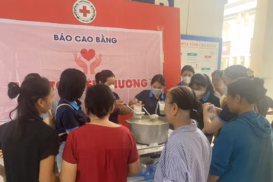 Chi hội Nhà báo Báo Cao Bằng tổ chức phát cháo từ thiện cho bệnh nhân
