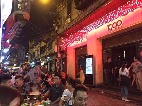 Nhiều năm liền chiếm dụng 'Đất vàng' 8B Tạ Hiện của Nhà hát kịch Hà Nội, quán Bar 1900 còn công khai kinh doanh 'bóng cười'