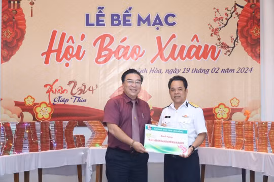 Trao tặng 1.450 ấn phẩm cho quân và dân huyện đảo Trường Sa