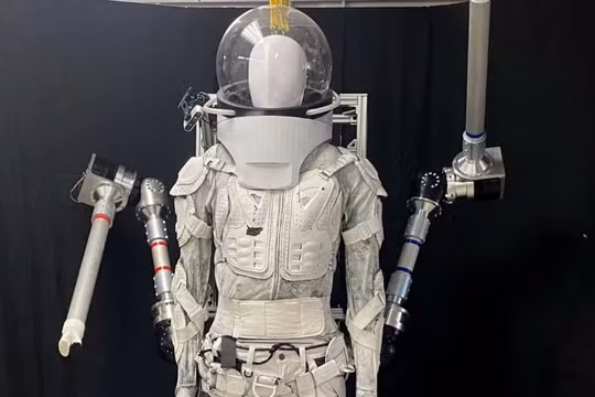 Bộ đồ robot mới có thể giúp phi hành gia đứng dậy sau khi ngã