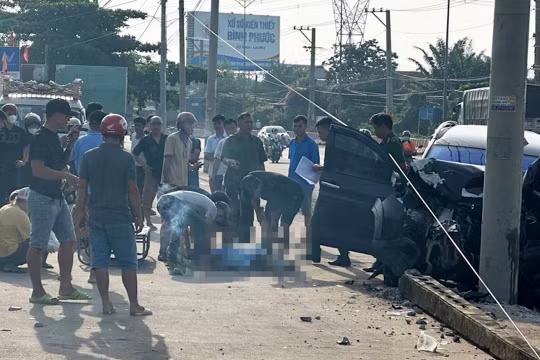Bình Phước: Xe ôtô 7 chỗ tông gãy trụ điện, 2 người thương vong