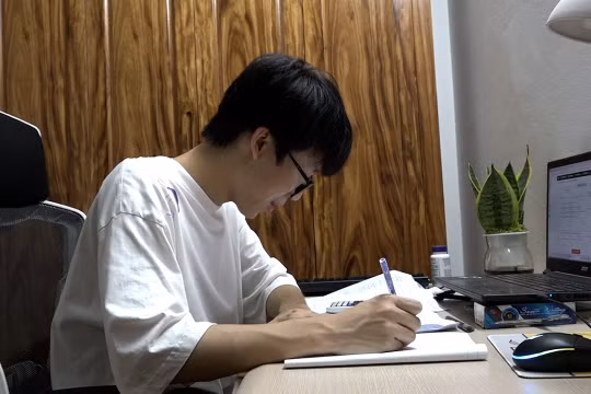 Học sinh lớp 12 "cày " học xuyên đêm trước kỳ thi tốt nghiệp THPT 2024