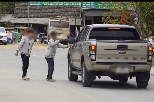 Xử phạt hành chính các đối tượng chặn đầu xe, nài ép du khách khu vực đền Bảo Hà