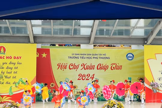 Hà Nội: Trường Tiểu học Phú Thượng (Tây Hồ) tổ chức Hội chợ Xuân năm 2024