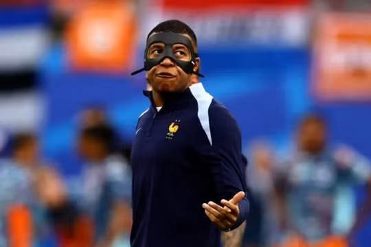 Đang đá Euro, Mbappe vẫn chăm chỉ đòi nợ PSG