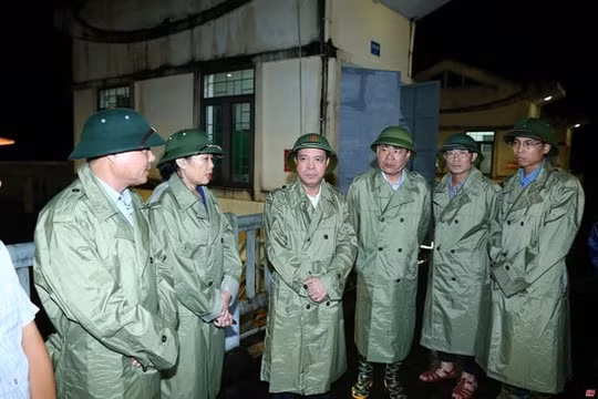 Kiểm tra việc vận hành xả lũ tại hồ chứa nước Cửa Đạt
