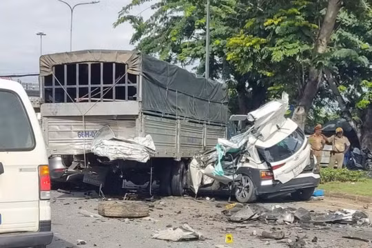 4 ô tô tông liên hoàn ở TP HCM khiến 2 người tử vong
