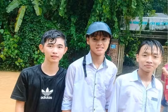 Nghệ An: 4 học sinh dũng cảm cứu sống 2 người bị lũ cuốn