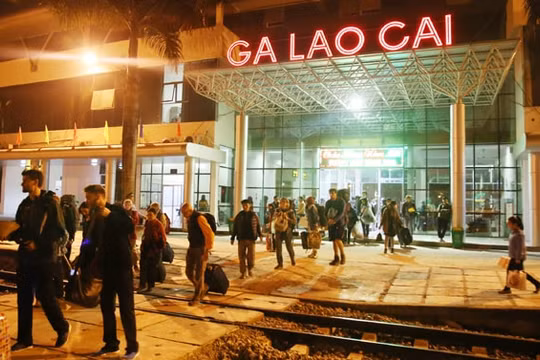 Chạy lại tàu khách SP3/SP4 tuyến Hà Nội - Lào Cai sau mưa lũ