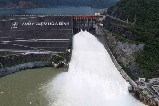 Đóng 2 cửa xả đáy hồ thủy điện Hòa Bình