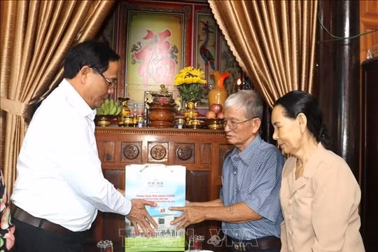 Phó Chủ tịch Quốc hội Trần Quang Phương thăm, tặng quà các gia đình chính sách tại Quảng Trị