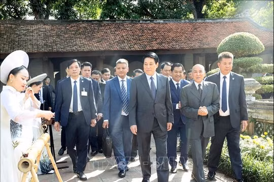 Chủ tịch nước Lương Cường và Quốc vương Campuchia thăm Văn Miếu - Quốc Tử Giám, thưởng thức phẩm trà quý của Việt Nam