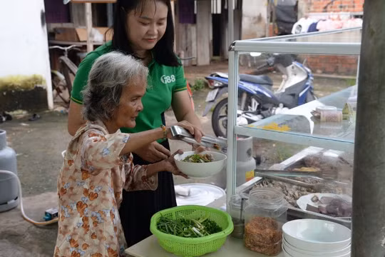 Quán hủ tíu ven đường của người phụ nữ nặng 27kg